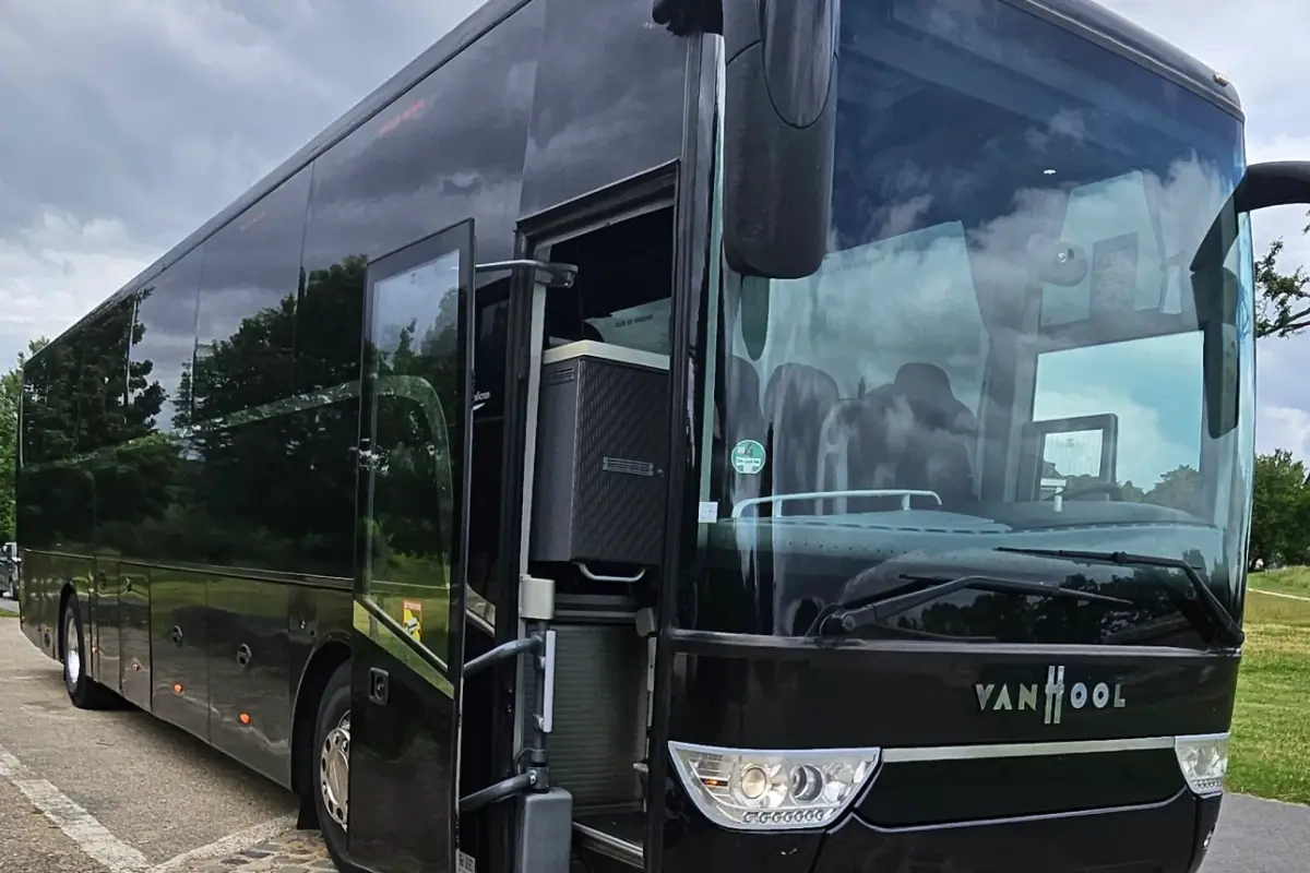 Une personne répare la