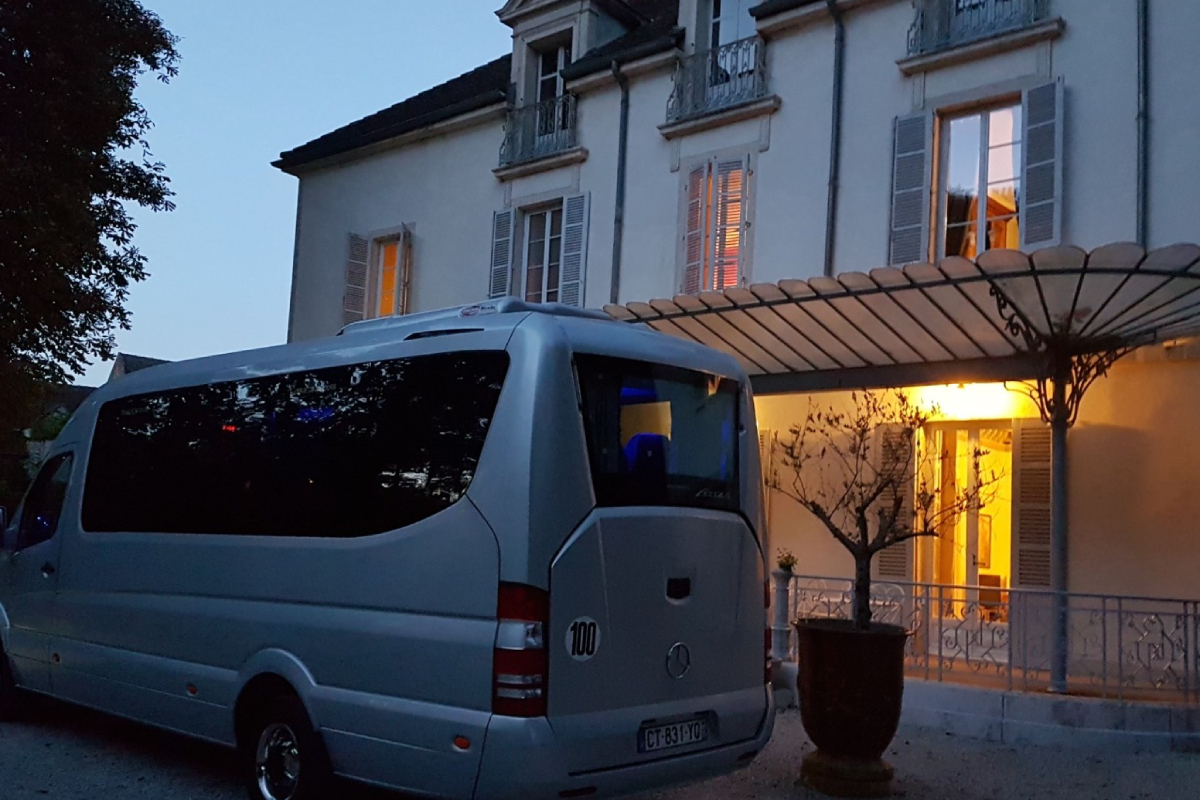Minibus devant une maison éclairée